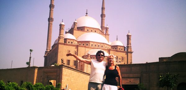 2-our-gat-tours-couple-infront-of-alabaster-mosque-of-mohamed-ali-cairo-egypt